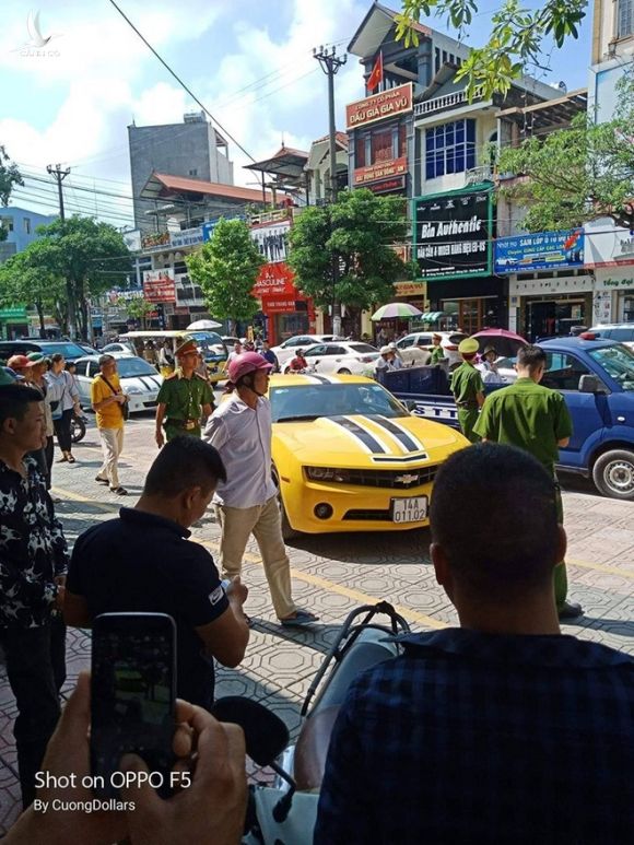 CSGT Quảng Ninh dùng súng chọc vỡ kính siêu xe Camaro có biển số cực độc - Ảnh 1.