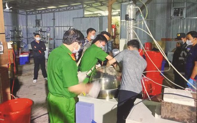 Công an thu giữ nhiều máy móc, tiền chất ma túy bên trong xưởng sản xuất tại Kon Tum (Ảnh: CA TPHCM) 
