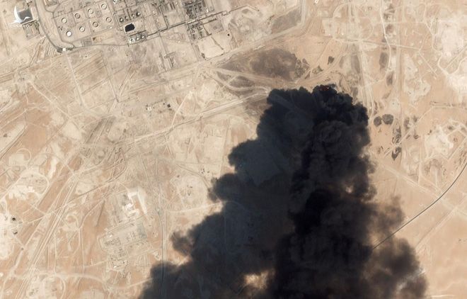 Một nhà máy lọc dầu của Saudi Arabia ở Abqaig bị phá hủy sau vụ tấn công bằng máy bay không người lái và tên lửa hành trình, ngày 14/9/2019. Ảnh: AFP. 
