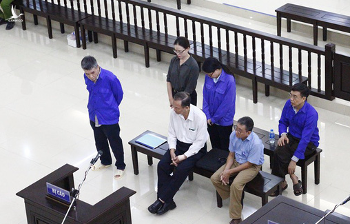 Xử vụ thất thoát nghìn tỷ tại Bảo hiểm xã hội Việt Nam: Cựu Thứ trưởng Lê Bạch Hồng ngồi nghe cáo trạng - Ảnh 1.