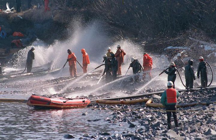 Đội cứu hộ sử dụng vòi áp lực cao để phun vào các tảng đá trên Đảo Naked, Alaska vào ngày 21 tháng Tư năm 1989. 