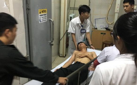 Sau fan nữ trúng pháo, một cảnh sát cơ động nhập viện vì xô xát ở khu vực khán đài CĐV Nam Định