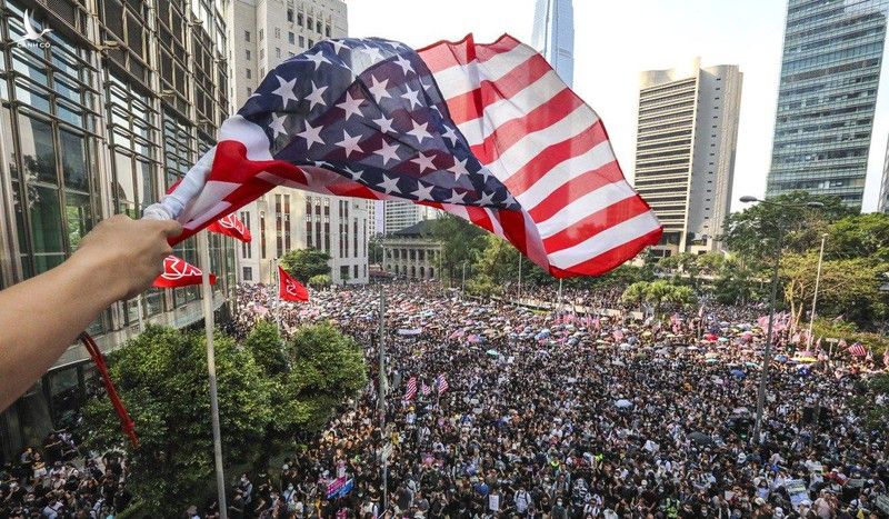 Hàng ngàn người biểu tình kéo về lãnh sự quán Mỹ ở Hong Kong ngày 8-9. Ảnh: SCMP 