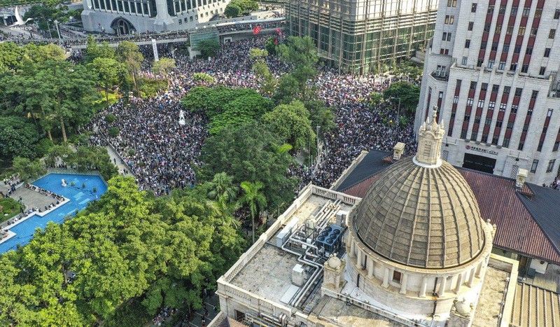 Hàng ngàn người biểu tình kéo về lãnh sự quán Mỹ ở Hong Kong ngày 8-9. Ảnh: SCMP 