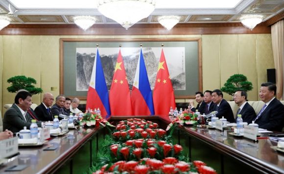 Chủ tịch Trung Quốc Tập Cận Bình  và Tổng thống Philippines Rodrigo Duterte tại cuộc gặp ở Bắc Kinh hôm 29.8 /// Reuters