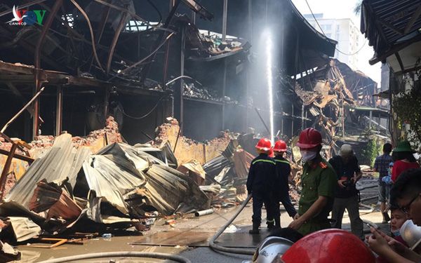 Vụ cháy kinh hoàng tại Công ty Rạng Đông, Cảnh sát PCCC không hề được thông báo để mang đồ chống độc, quần áo bảo hộ khi tham gia dập lửa. 