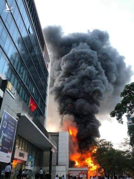 Cháy lớn tại siêu thị điện tử ở Hải Phòng - ảnh 1