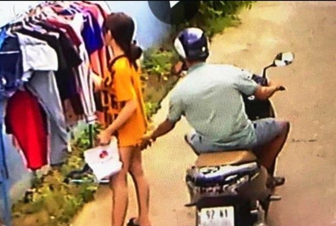 Cô gái bị đối tượng sàm sở khi đang phơi đồ đã bị camera ghi lại. 