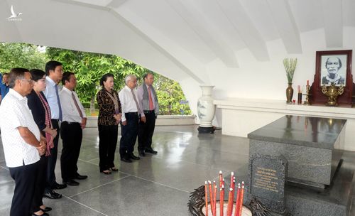 Chủ tịch QH Nguyễn Thị Kim Ngân và đoàn công tác đến dâng hương cụ Phó bảng Nguyễn Sinh Sắc thân sinh của Chủ tịch Hồ Chí Minh.