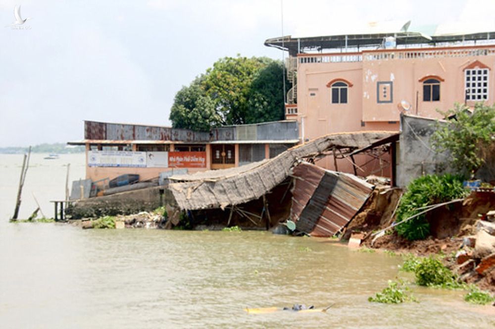 Nhiều dự án thủy điện và tình trạng khai thác cát quá mức ở các quốc gia thượng nguồn sông Mekong khiến Đồng bằng Sông Cửu Long sụt lún dần, đe dọa cuộc sống của người dân.