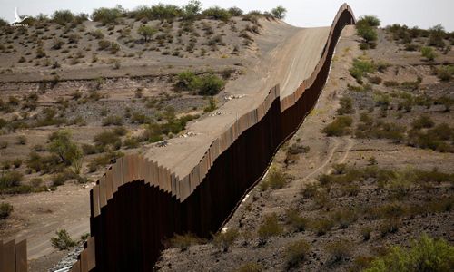 Một đoạn hàng rào ở biên giới tại bang New Mexico, Mỹ. Ảnh: Reuters.