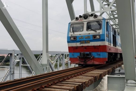 Khoảnh khắc chuyến tàu đầu tiên đi qua cầu sắt Bình Lợi mới - ảnh 1