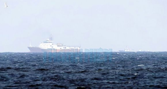 ​Tàu khảo sát Hải Dương Địa chất 8 của Trung Quốc xâm phạm vùng biển VN trong tháng 9.2019 với các tàu cá dân binh bảo vệ  /// Ảnh: Ngư dân cung cấp