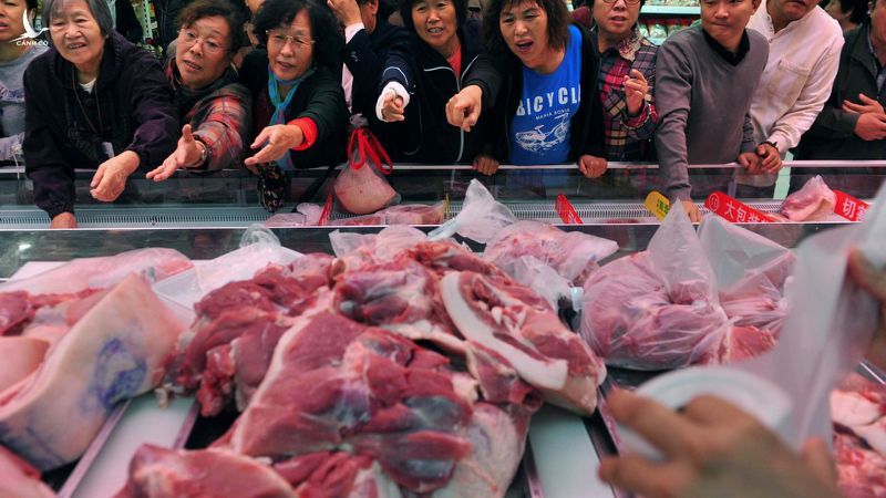 Không nhập khẩu được từ Việt Nam, Trung Quốc lao đao mở kho thịt lợn đông lạnh quý giá