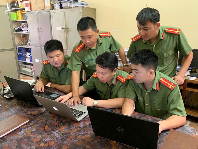 Đại úy Nguyễn Trung Đức cùng đồng đội đang triển khai thực hiện một chuyên án. 