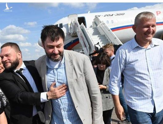 Truyền thông Ukraine đã công bố danh sách những người được nước này trao trả cho Nga. Trong số đó có nhà báo Kirill Vyshinsky, người được phép bảo lãnh tại ngoại hồi cuối tháng 8 sau hơn 1 năm bị giam cầm. 