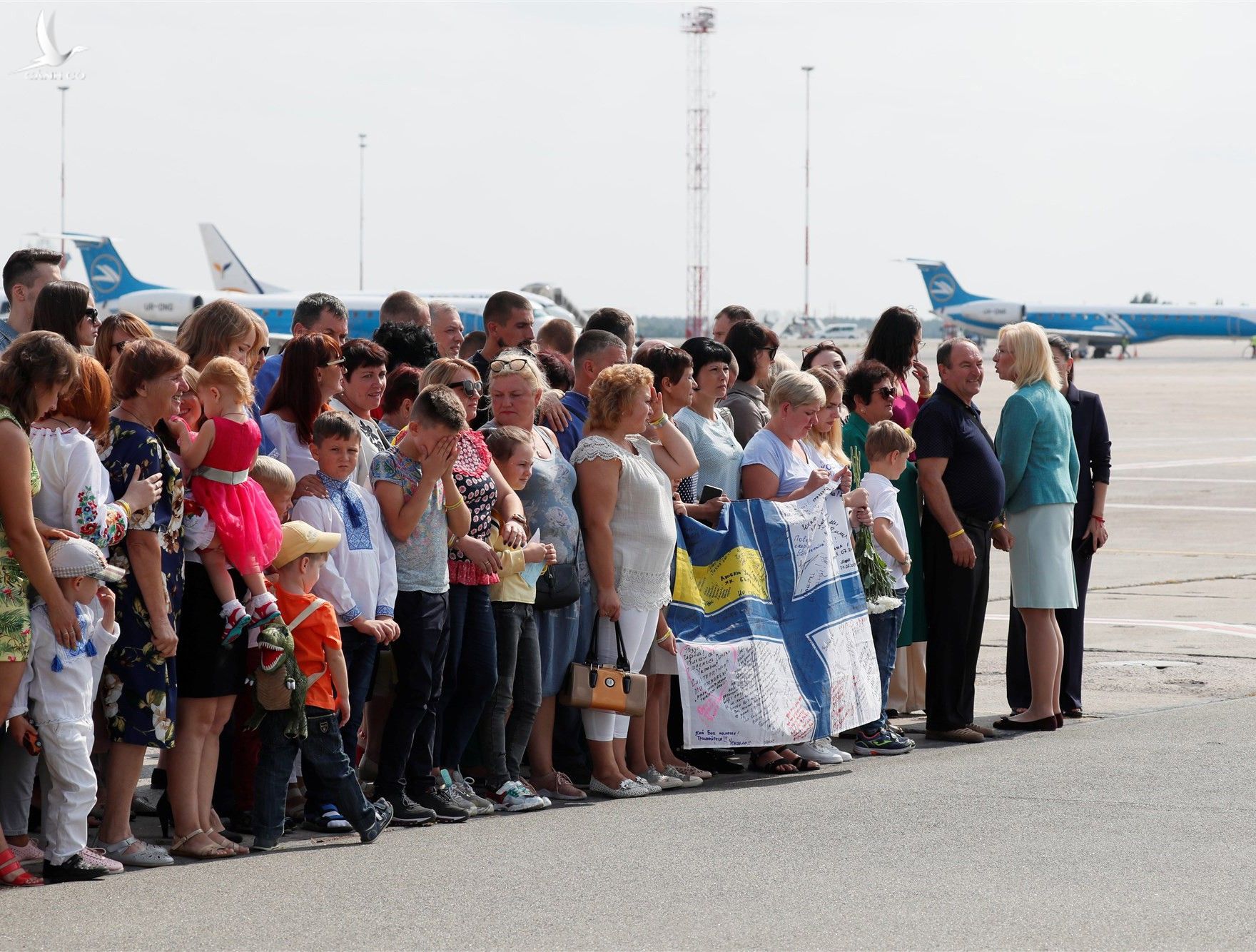 Gia đình của các tù nhân Ukraine háo hức chờ đợi để chào đón người thân được phía Nga trả tự do trong cuộc trao đổi tù nhân đầu tiên giữa hai nước kể từ năm 2017. 