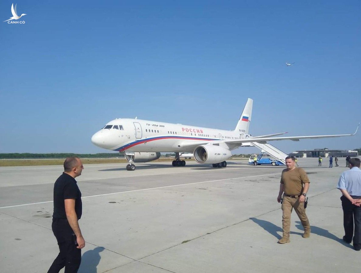 Chiếc máy bay Nga xuất hiện tại sân bay quốc tế Boryspil ngoại ô Kiev trước cuộc trao đổi tù nhân lịch sử giữa Nga và Ukraine 