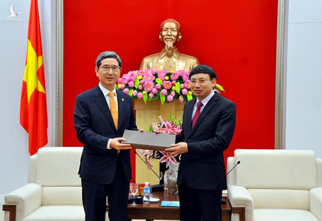 Ông Ký làm việc với đoàn Nghị sỹ Hàn Quốc.