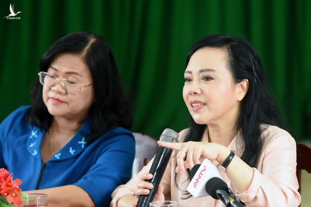 Bộ trưởng bộ Y tế Nguyễn Thị Kim Tiến giải thích về đề nghị đổi tên ĐH Y dược thành ĐH Sức khỏe. 