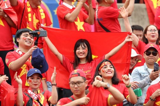 Cổ động viên Việt Nam chờ kết quả có lợi của đội nhà. 