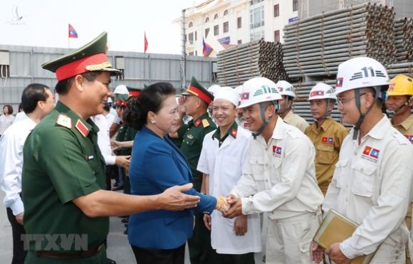 Chủ tịch Quốc hội Việt Nam hội kiến Tổng bí thư, Chủ tịch nước Lào - Ảnh 3.