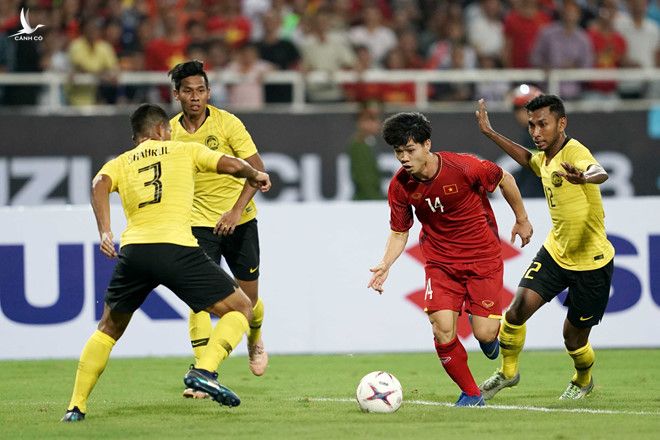Malaysia (áo vàng) đang khát khao "báo thù" VN cho thất bại ở chung kết AFF Cup 2018 