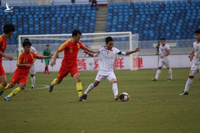 Thất bại của U.22 Trung Quốc (áo đỏ) trước VN khiến HLV Hiddink phải ra đi VIỆT ANH