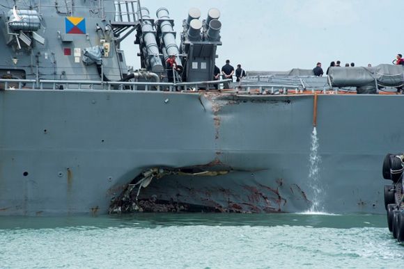 Mạn trái tàu khu trục USS John S. McCain bị đâm thủng một lỗ lớn  /// USNI