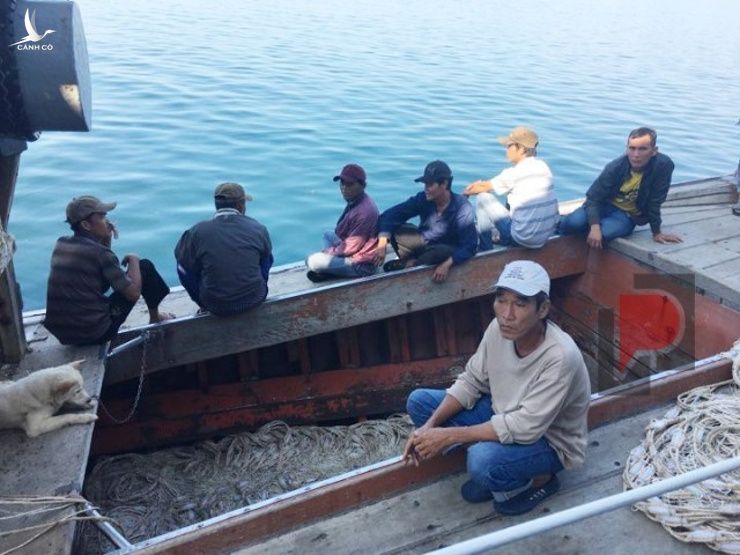  Thủy thủ đoàn của tàu cá Việt Nam bị lực lượng PCG, BRP Sindangan bắt giữ ngoài khơi đảo Mangsee, Balabac, vì săn cá mập và các loài sinh vật biển khác.