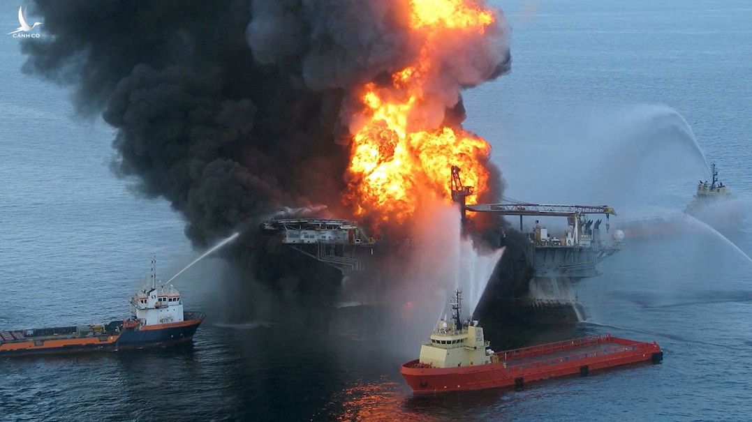 Sau vụ cháy giàn khoan, dầu thô bị tràn ra biển vịnh Mexico, Louisiana năm 2010