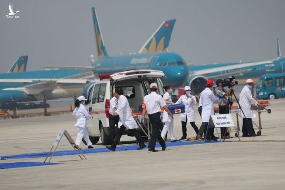 Cận cảnh tình huống máy bay hạ cánh khẩn cấp xuống Nội Bài khi gặp sự cố - Ảnh 12.