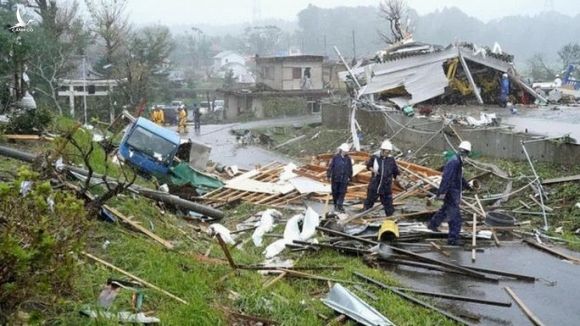 Nhật Bản dồn dập đón bão và động đất - Ảnh 1.