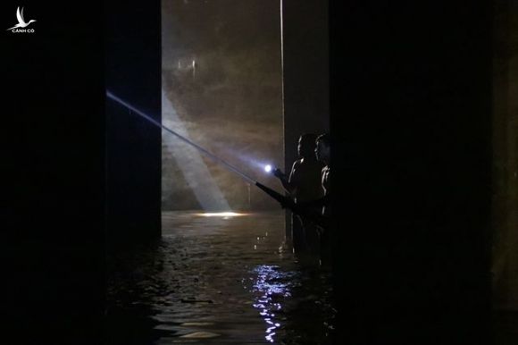 Cảnh công nhân cọ rửa bể nước ngầm hơn 1.000 m3 ở Hà Nội - 6