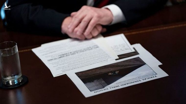 Ông Trump ngồi với những ghi chú về bức tường trong cuộc họp về an ninh biên giới trong Phòng Nội các của Nhà Trắng ngày 11 tháng 1 năm 2019 tại Washington, DC. 