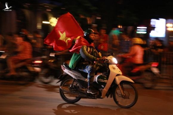 Cổ động viên đổ về Hồ Gươm ăn mừng tuyển Việt Nam thắng Malaysia - ảnh 9