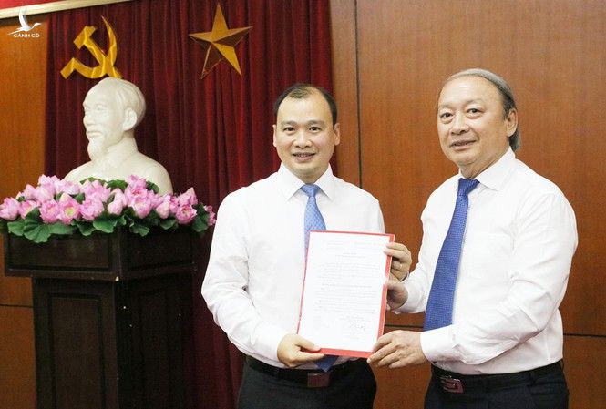 Lãnh đạo Ban Tuyên giáo Trung ương trao quyết định cho ông Lê Hải Bình (ảnh TG) 