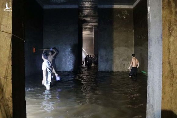 Cảnh công nhân cọ rửa bể nước ngầm hơn 1.000 m3 ở Hà Nội - 5