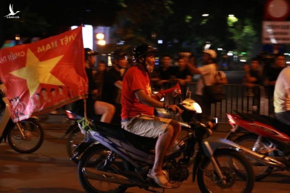Cổ động viên đổ về Hồ Gươm ăn mừng tuyển Việt Nam thắng Malaysia - ảnh 4