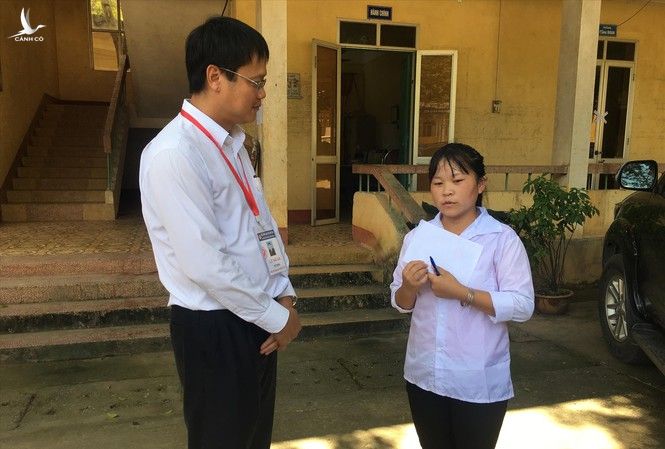 Thứ trưởng Lê Hải An hỏi thăm động viên em Lý Thị Ban tại điểm thi trường THPT Nà Giàng, huyện Hòa An, Cao Bằng tại kỳ thi THPT quốc gia 2019 ảnh: NGHIÊM HUÊ 