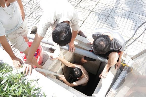 Cảnh công nhân cọ rửa bể nước ngầm hơn 1.000 m3 ở Hà Nội - 2