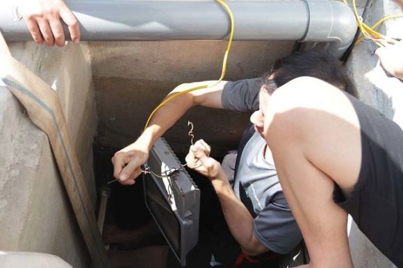 Cảnh công nhân cọ rửa bể nước ngầm hơn 1.000 m3 ở Hà Nội - 3