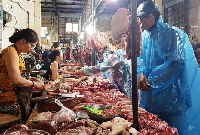 Người dân mua thịt lợn tại chợ Thương Mại (thành phố Tam Kỳ, Quảng Nam) 