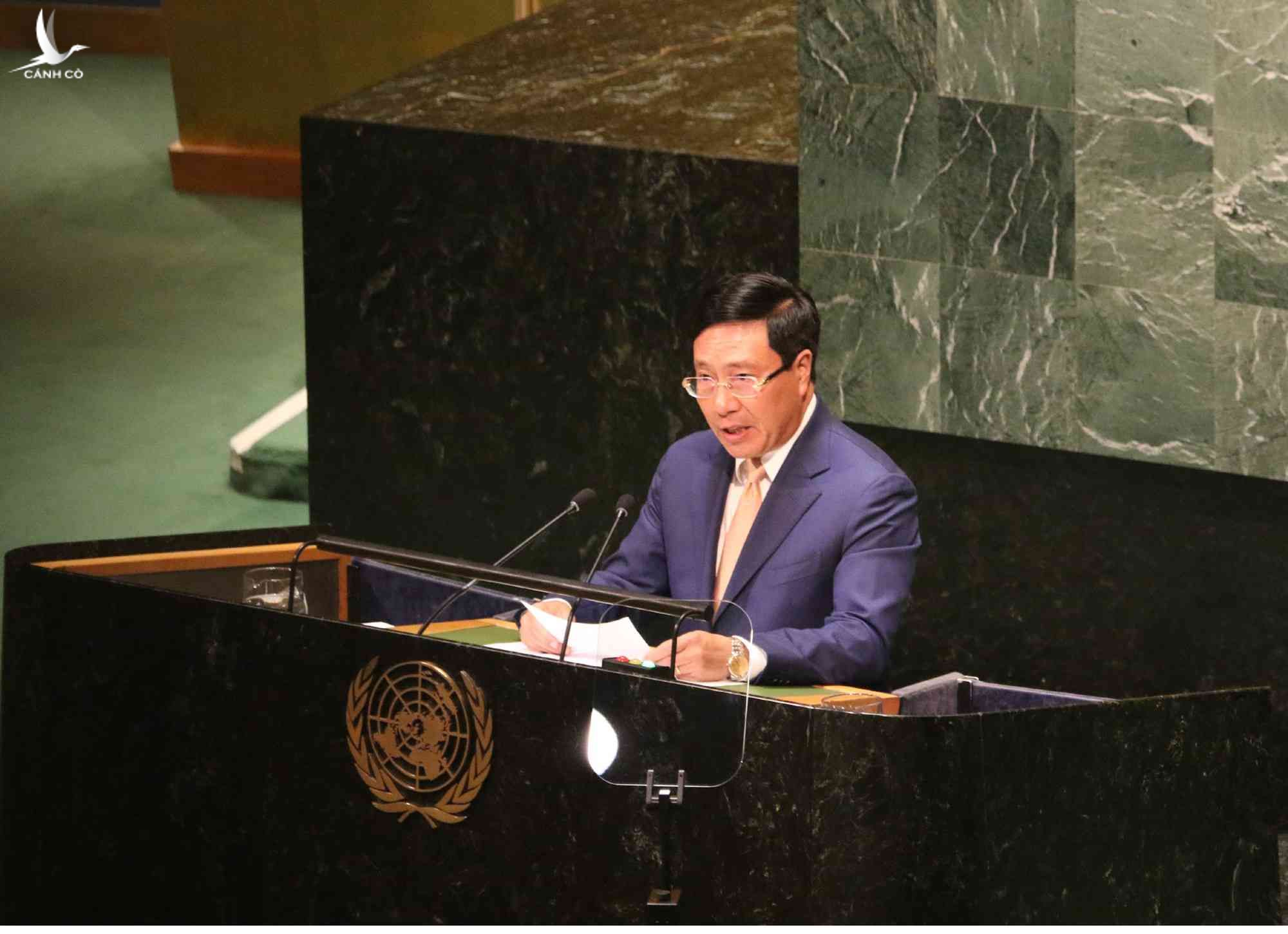 Phó Thủ tướng, Bộ trưởng Ngoại giao Phạm Bình Minh lên án hành động xâm phạm chủ quyền Việt Nam tại Đại hội đồng Liên Hiệp Quốc. 