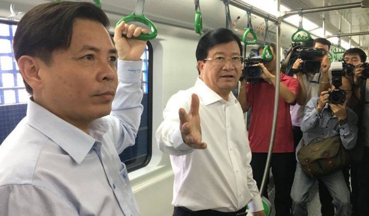 Phó Thủ tướng Chính phủ Trịnh Đình Dũng và Bộ trưởng GTVT Nguyễn Văn Thể trực tiếp đi thử tàu tuyến đường sắt đô thị Cát Linh - Hà Đông sáng 1/10.   