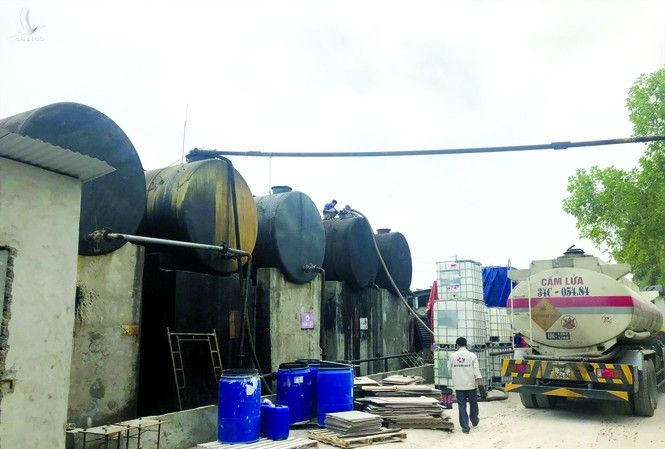 Kho lưu trữ dầu thải tại Công ty Gốm sứ Thanh Hà Ảnh: Quang Lộc 