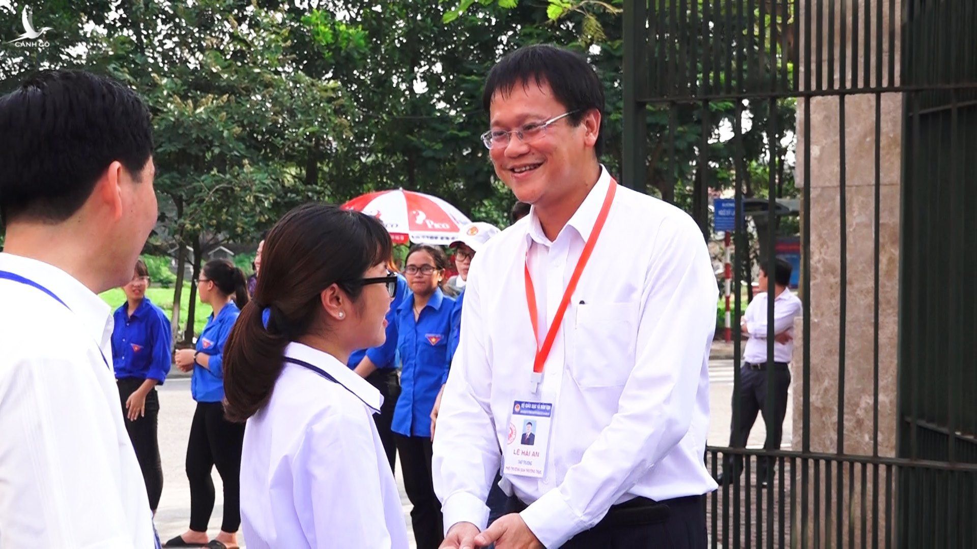 Thứ trưởng Lê Hải An hỏi chuyện các thí sinh ở Hưng Yên trong kỳ thi THPT quốc gia năm 2019. Ảnh: Anh Phú 