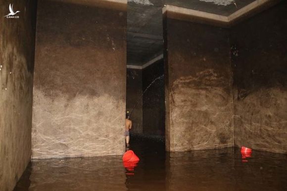 Cảnh công nhân cọ rửa bể nước ngầm hơn 1.000 m3 ở Hà Nội - 4