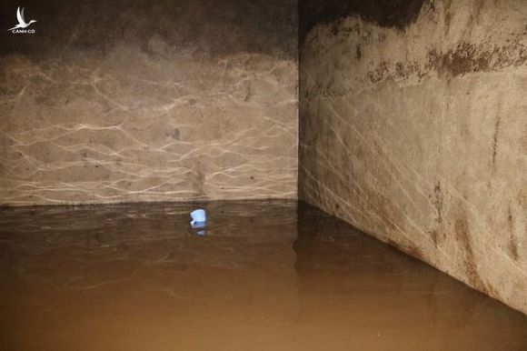 Cảnh công nhân cọ rửa bể nước ngầm hơn 1.000 m3 ở Hà Nội - 15