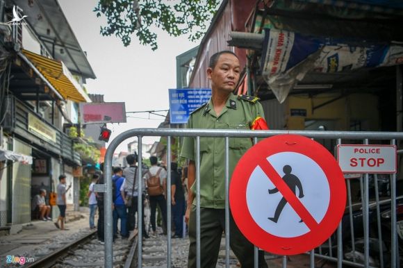 Xom ca phe duong tau Phung Hung vang hoe ngay bi dong cua hinh anh 1 